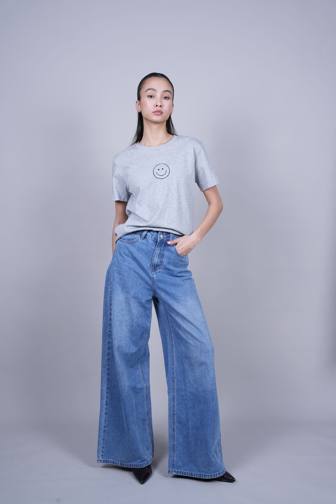 MINIMAL SMILEY GRAPHIC T-SHIRT
