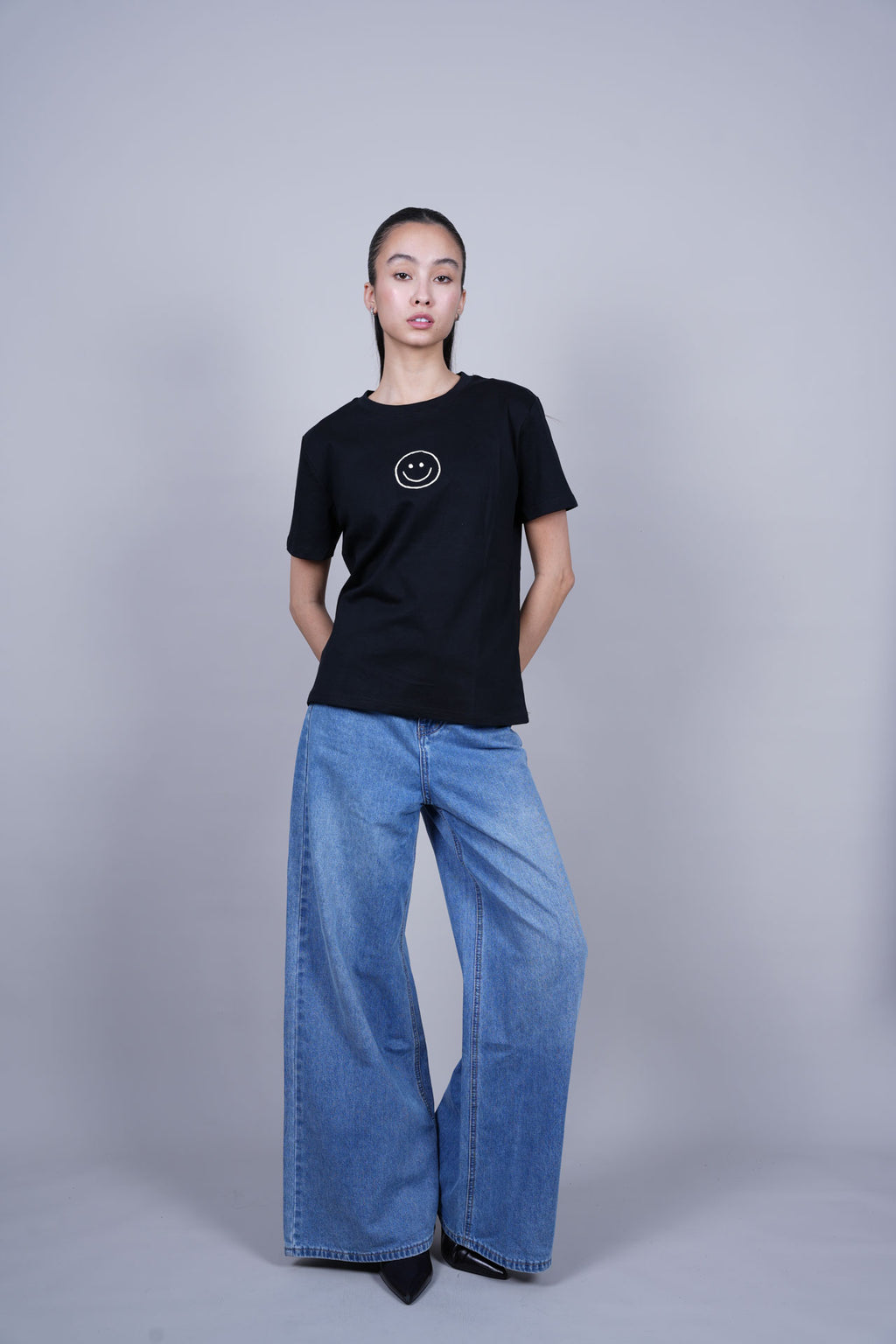 MINIMAL SMILEY GRAPHIC T-SHIRT
