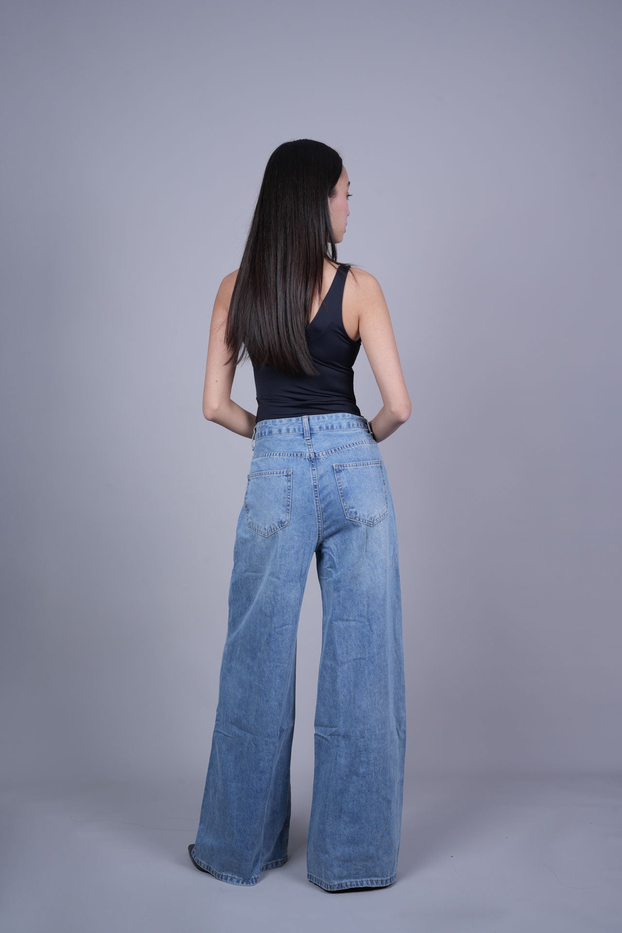 LIGHT WASH WIDE FIT JEANS