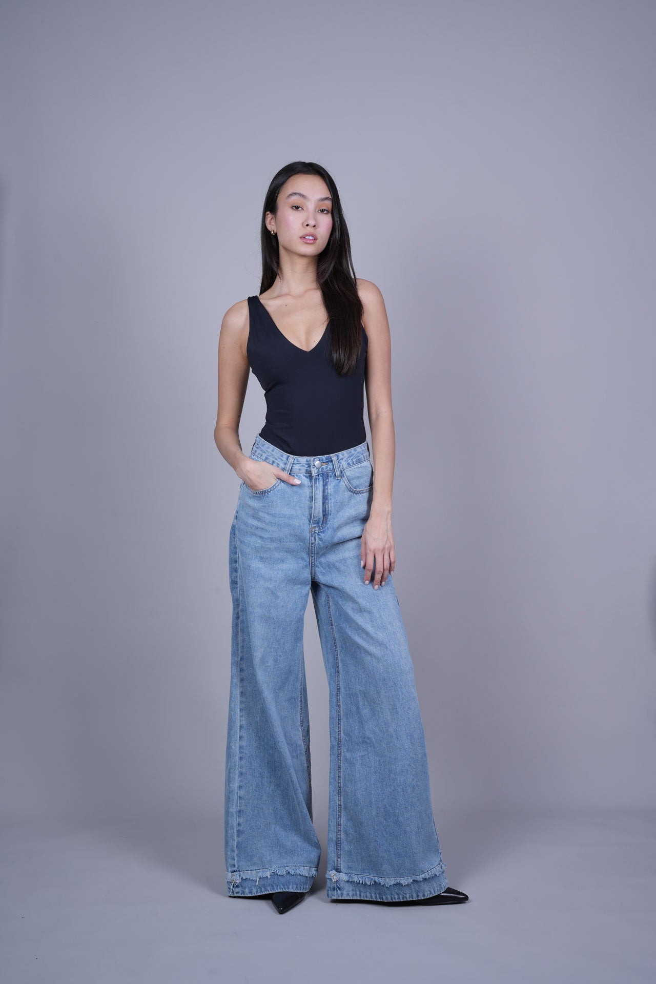 LIGHT BLUE FRAYED HEM DENIM JEANS