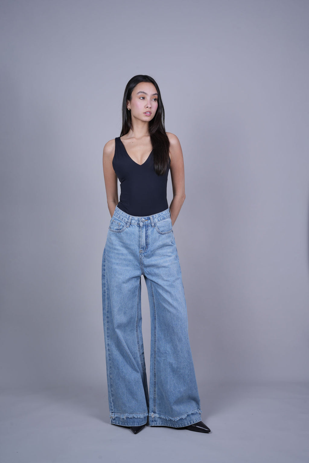LIGHT BLUE FRAYED HEM DENIM JEANS