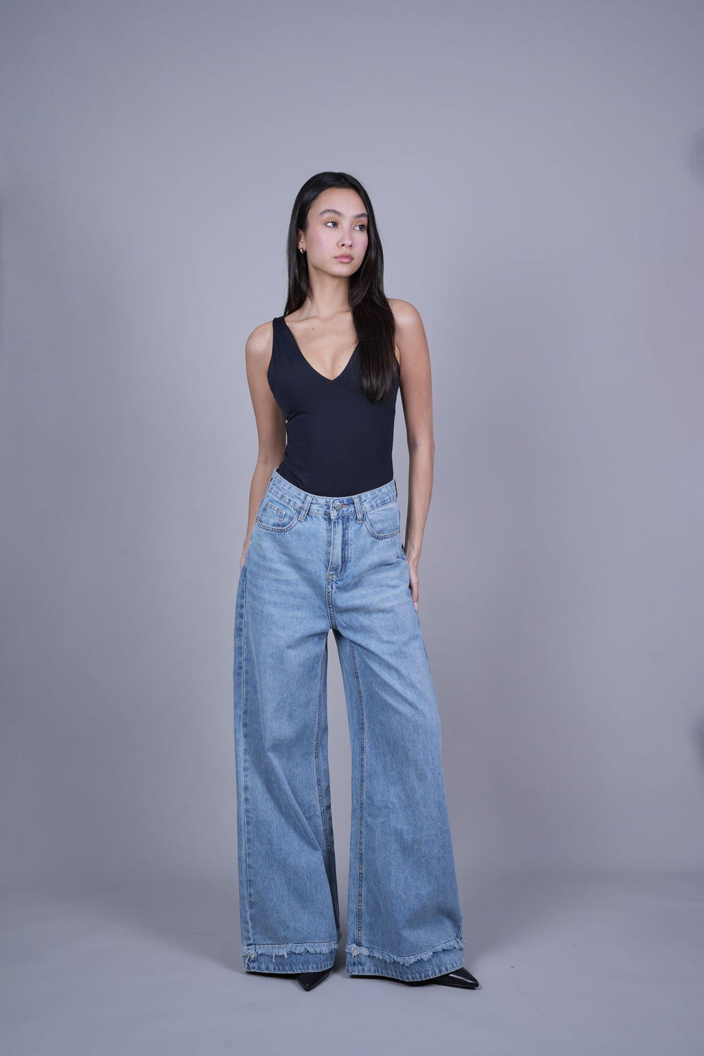 LIGHT BLUE FRAYED HEM DENIM JEANS