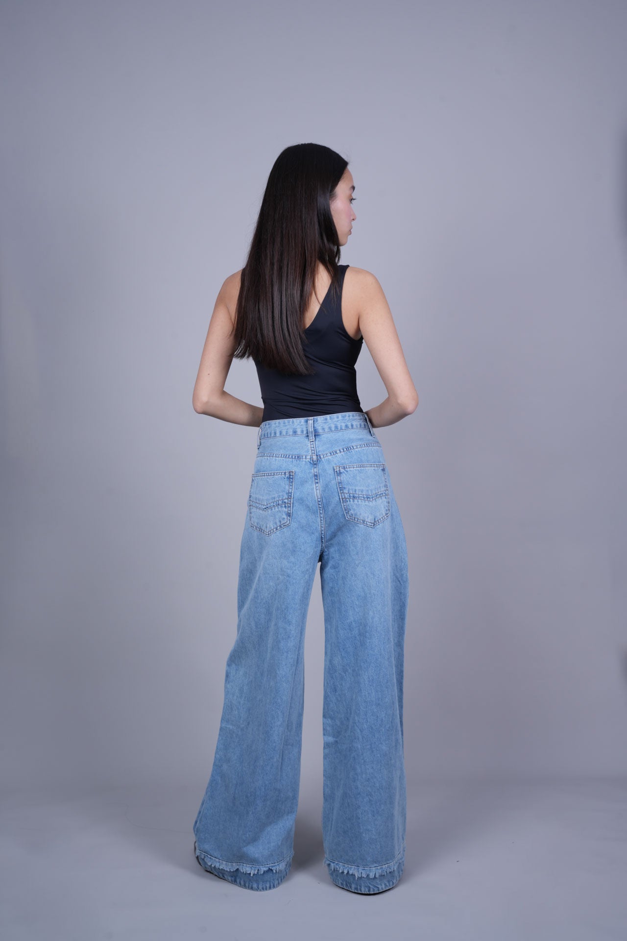 LIGHT BLUE FRAYED HEM DENIM JEANS