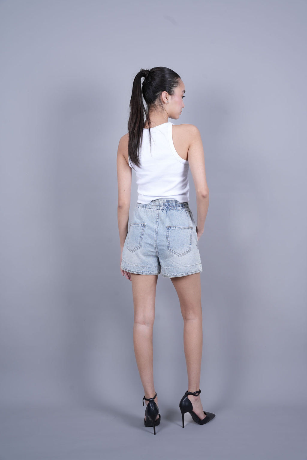 LIGHT WASH PULL-ON DENIM SHORTS