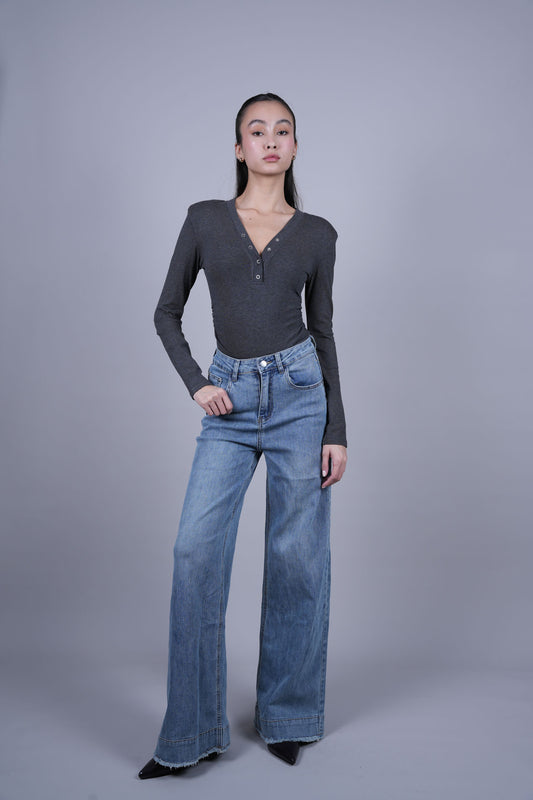 LIGHT WASH FRAYED HEM WIDE LEG JEANS