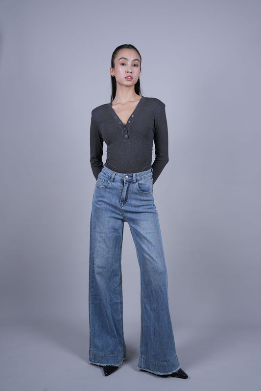 LIGHT WASH FRAYED HEM WIDE LEG JEANS
