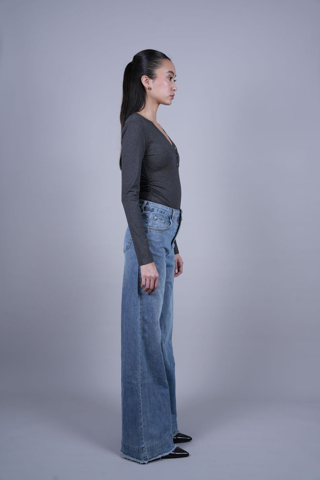 LIGHT WASH FRAYED HEM WIDE LEG JEANS