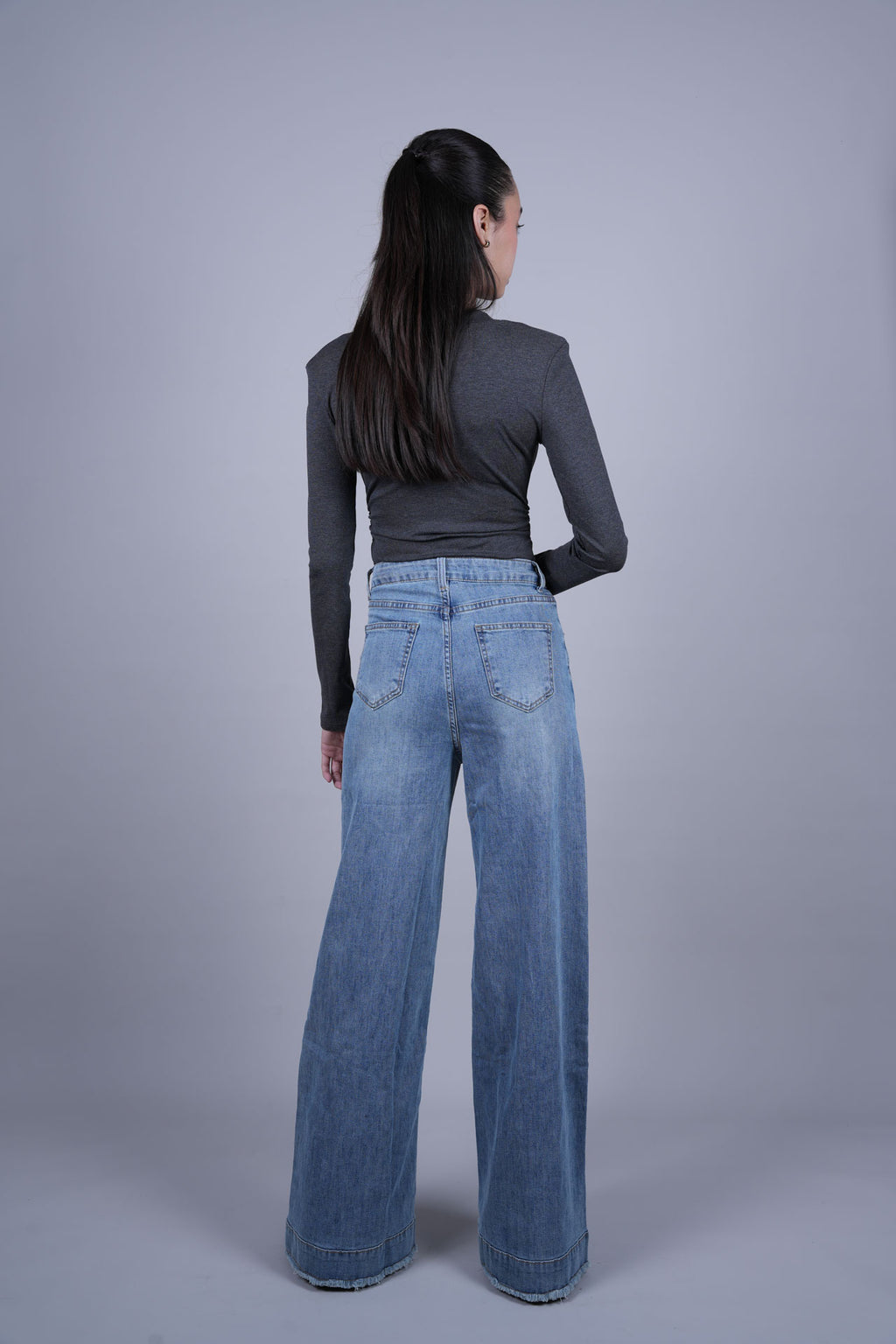 LIGHT WASH FRAYED HEM WIDE LEG JEANS