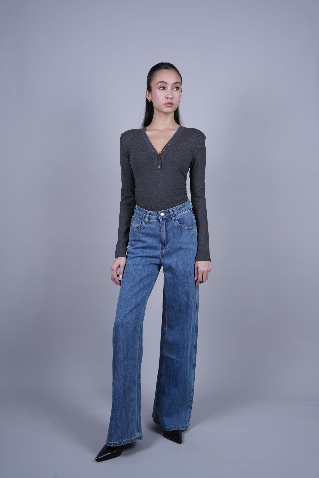 MID WASH WIDE LEG JEANS
