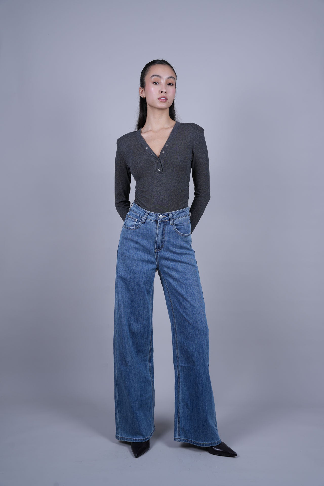 MID WASH WIDE LEG JEANS
